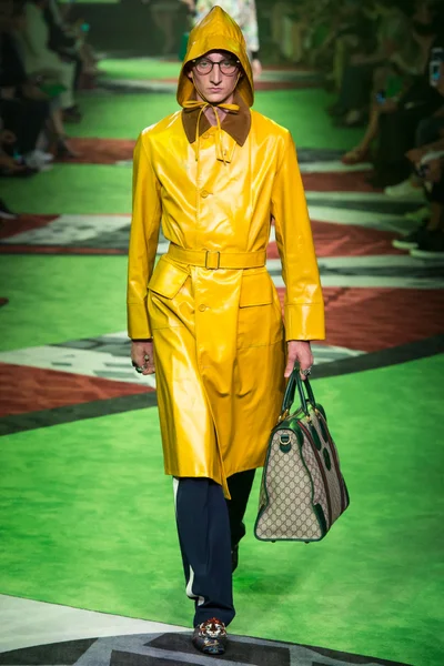 Look 10